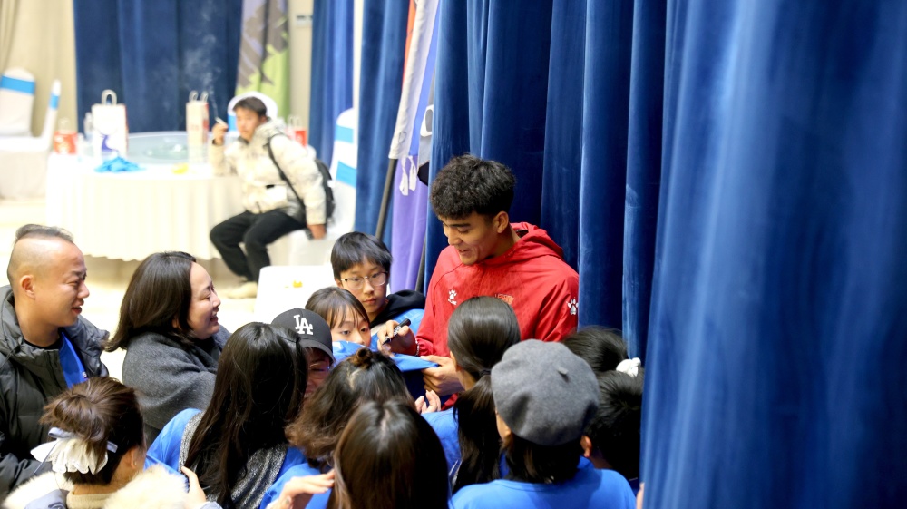 乐动体育官网-足球球迷为支持球队举行特别活动,聚集人气的英文